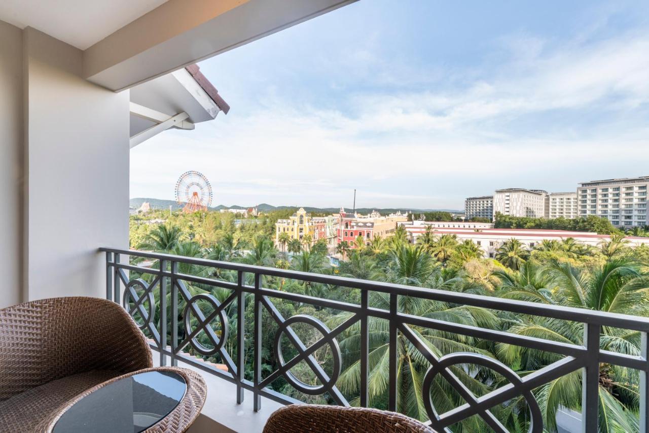 Vinpearl Resort & Spa Phu Quoc Exteriér fotografie View of the Sunway Lagoon Ferris Wheel from the balcony of a hotel room