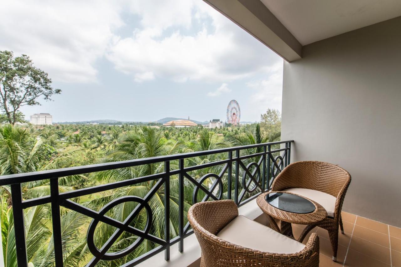 Vinpearl Resort & Spa Phu Quoc Exteriér fotografie A balcony at a hotel in Vietnam